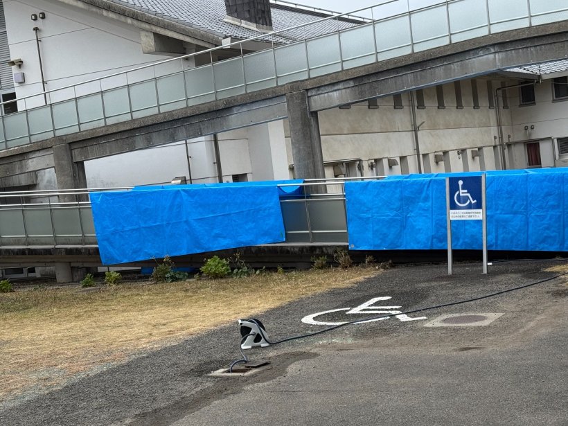 スロープにブルーシートを干している